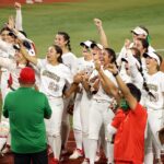 Jugadoras de softbol de México tiran a la basura sus uniformes olímpicos.