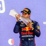 Checo Pérez seguirá un año más con Red Bull.