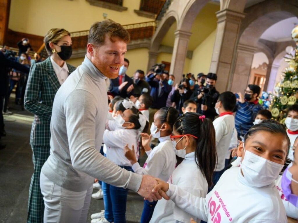 «Canelo» Álvarez regala miles de juguetes para niños en Nuevo León