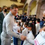 «Canelo» Álvarez regala miles de juguetes para niños en Nuevo León